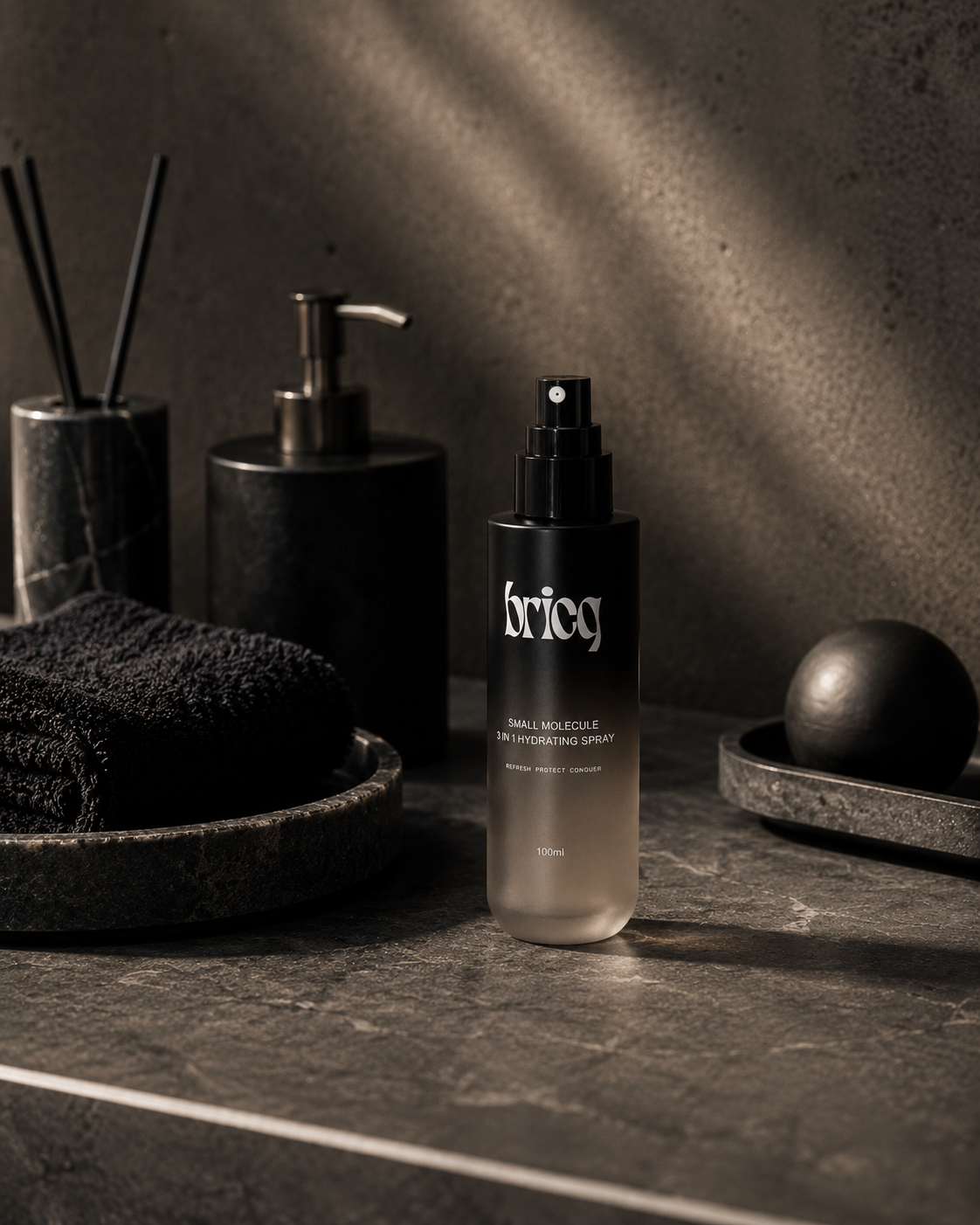 Man gebruikt BRICQ 3-in-1 Hydration Spray na het douchen